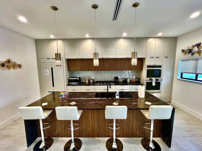 Foto del edificio - 648 NE 16th Terrace