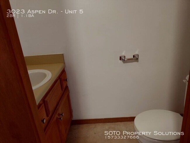 Building Photo - 2BD/1.5BA Townhouse w/ Washer & Dryer Hookup