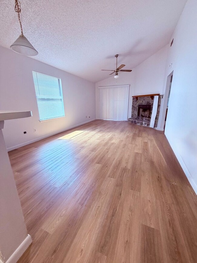 Building Photo - Charming updated & move in ready!