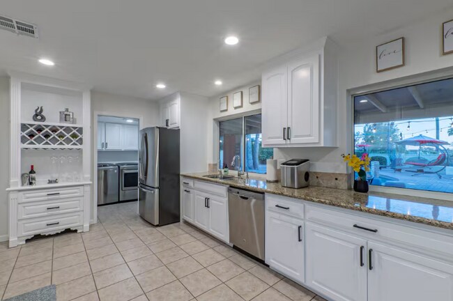 Foto del edificio - 5825 E Justine Rd