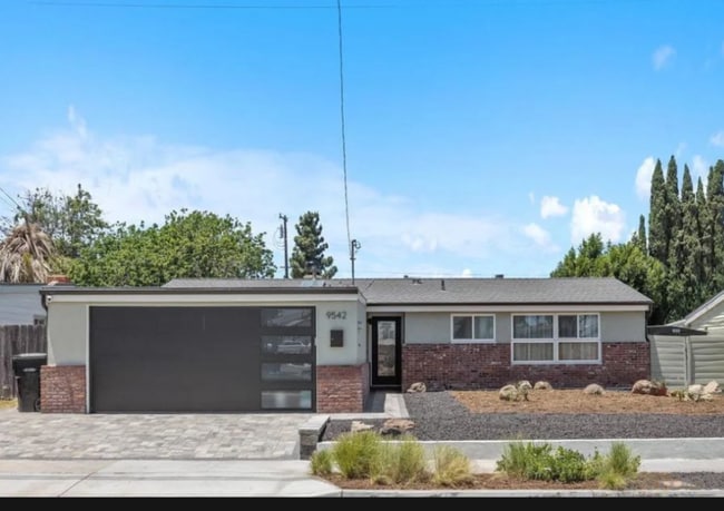 Building Photo - 9542 Larrabee Ave