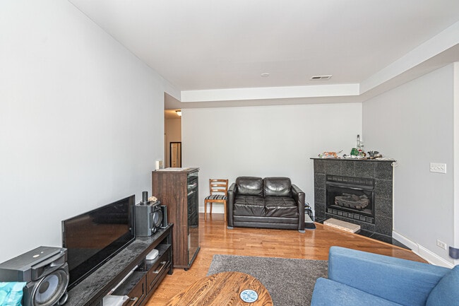 Building Photo - 7363 N Damen Ave