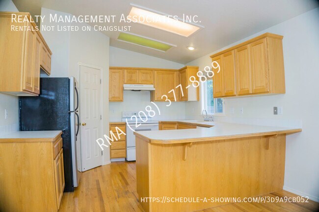 Building Photo - 3 Bedroom Home with 3 Car Garage off Ten Mile