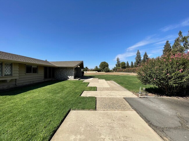 Foto del edificio - Custom home located next to Oakdale Country Club!