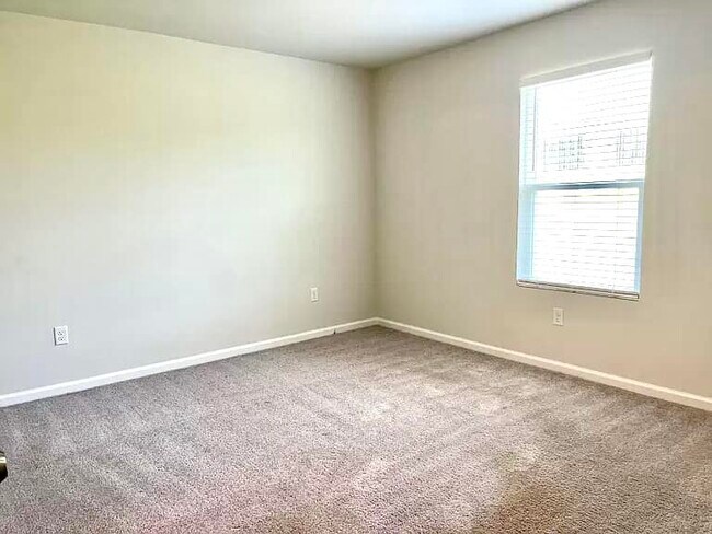 Foto del edificio - 619 Whispering Creek Ave