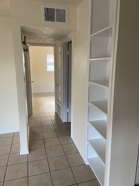 Foto del edificio - 818 Hazelton St