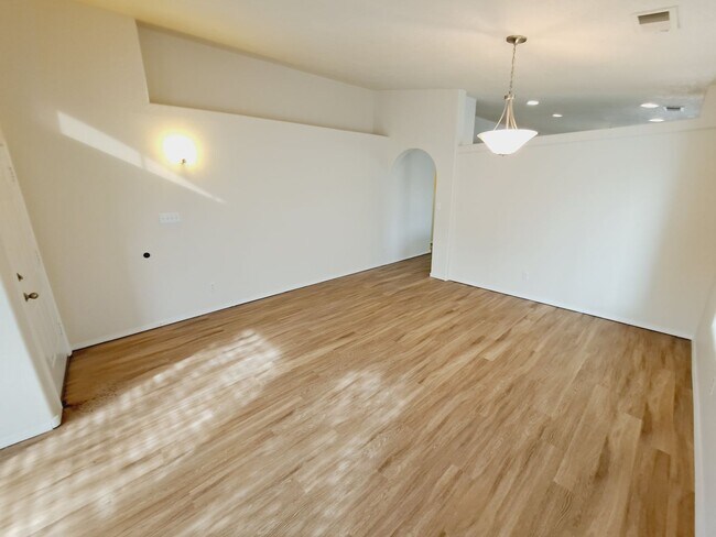 Building Photo - 4  bed, 2 bath 1,800 sq ft in the Huning R...