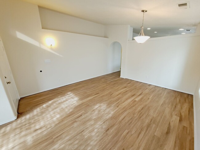 Foto del edificio - 4  bed, 2 bath 1,800 sq ft in the Huning R...