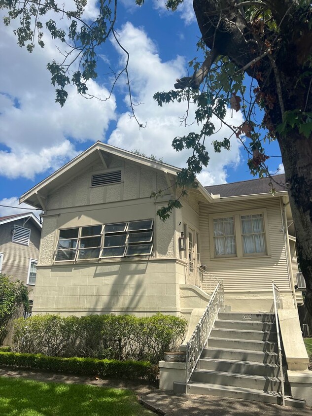 Primary Photo - HUGE 9 bedroom house just a few blocks fro...