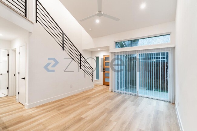 Building Photo - Unit D