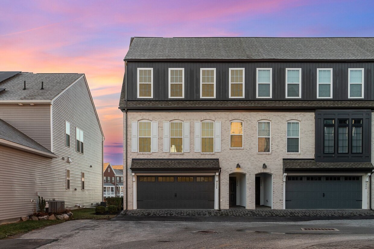 Primary Photo - 4 Bedroom 2.5 Bathroom Town-Home For Rent ...