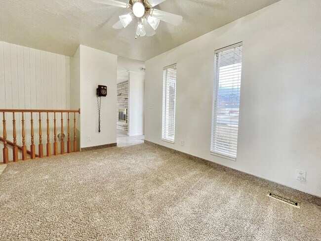 Foto del edificio - Spacious and Updated 4-Bedroom – Landscaping Included!