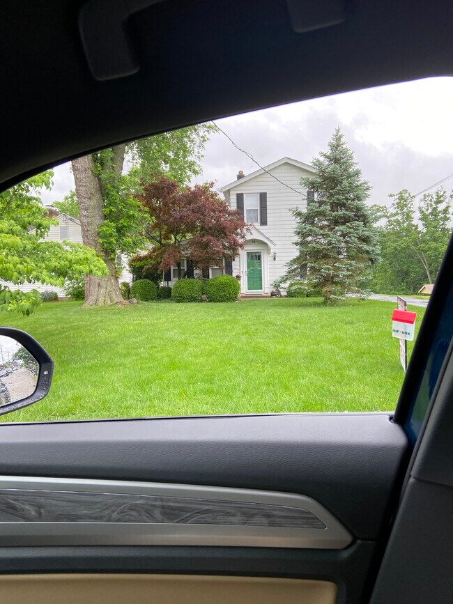 2 nd floor studio apartment with private entrance. - 74 Miller Ln