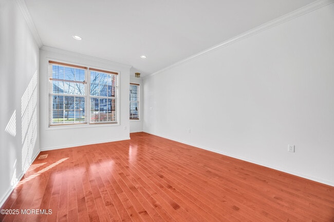 Foto del edificio - 82 Demarest Dr