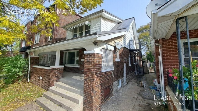 Photo du bâtiment - Completely Renovated 4 Bedroom 1 Bathroom Main Floor Unit