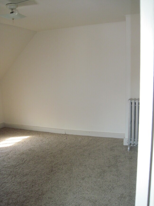 Dormitorio 2 - 1717 E Providence Ave