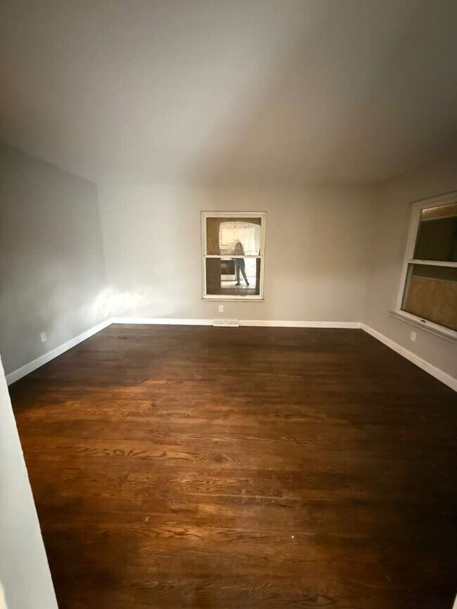 Foto del edificio - "Charming St. Louis Duplex: Cozy 2-Bedroom, 1-Bath with Hardwood Elegance!" Section 8 Approved