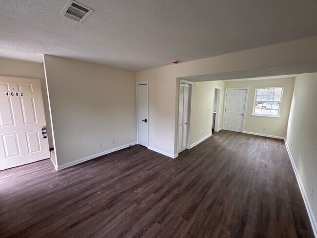 Foto del edificio - 4082 Forest Ave W