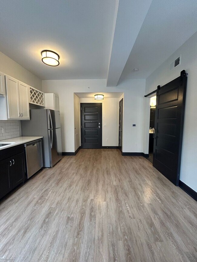 Building Photo - LEASE SPECIAL! HALF OFF FIRST FULL MONTH! Historic and Upscale 1 Bedroom 1 Bathroom Downtown