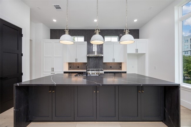 Building Photo - 1911 Lauderdale St