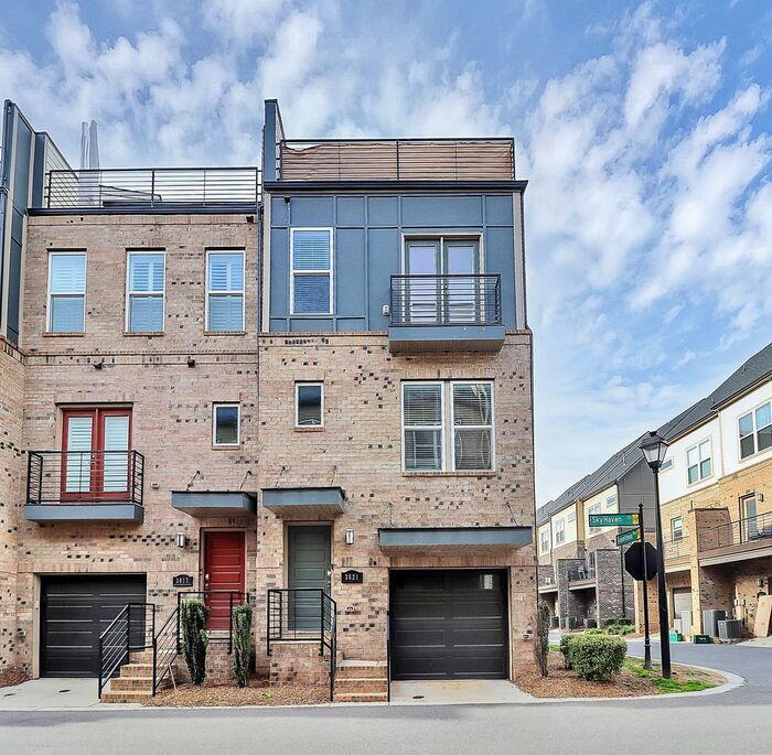 Foto principal - Stunning 3BD/3.5BA End Unit w/ City Views!