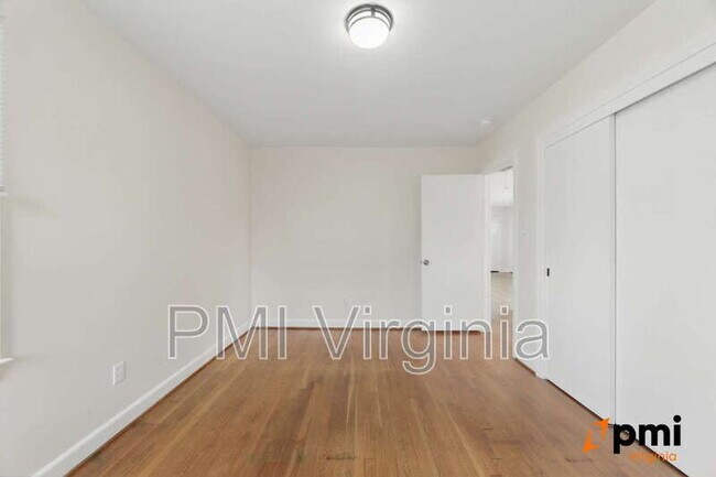Foto del edificio - 34 Whitaker Ave