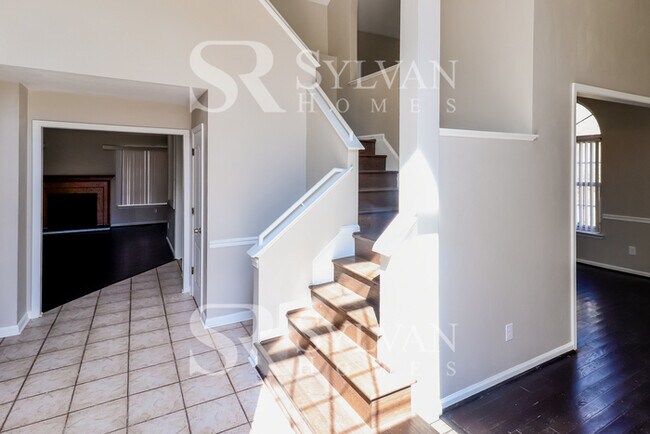 Building Photo - Easy living in this 4 BR, 2.5 BA home