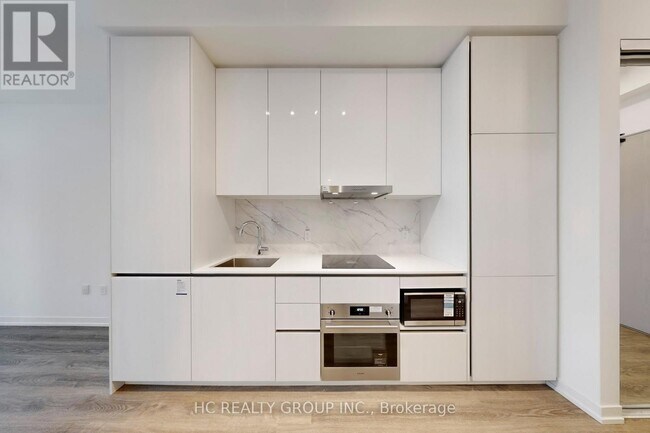 Photo du bâtiment - 8 Interchange Wy