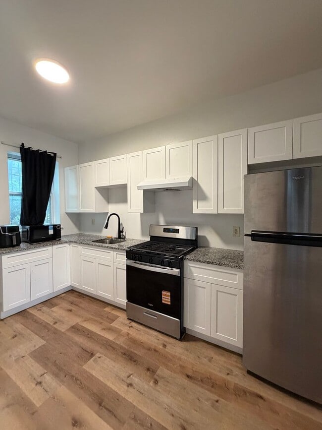 Photo - Spacious 3 Bedroom with Washer/Dryer House