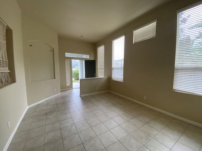 Building Photo - ~Beautiful 3 Bed 2 Bath House in Santa Rosa~