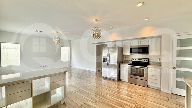 Foto del edificio - 1325 N Palmsprings Dr