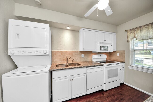 Foto del edificio - 6334 Chevy Chase Dr