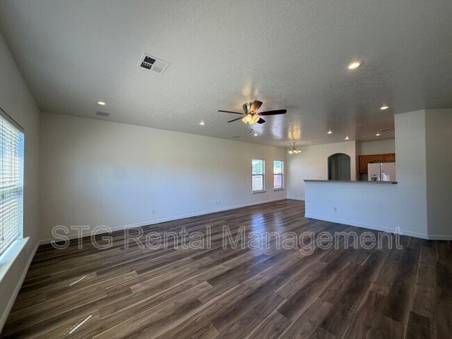 Building Photo - 519 Harvest Ln