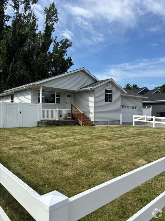 Building Photo - 1240 Peony Dr