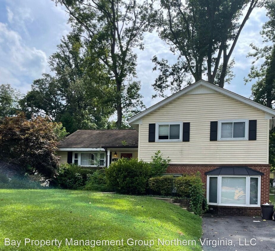 3 br, 2.5 bath House 10831 Woodland Dr House Rental in Fairfax, VA