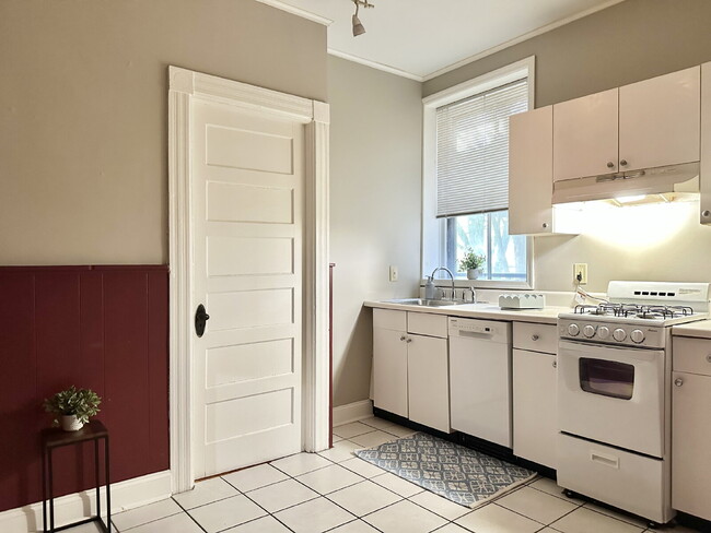 Building Photo - Charming 1 Bedroom Across from Washington ...