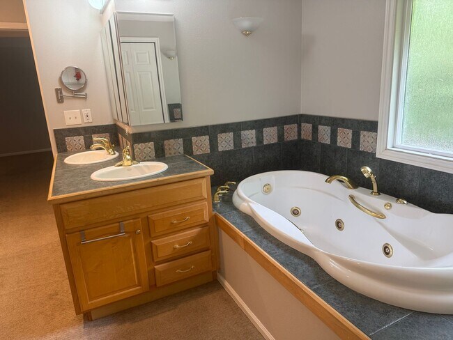 Foto del edificio - $3900.00 3 Bedroom 2.5 Bath Modern Style Home in Kirkland