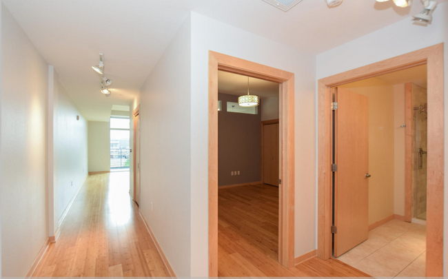 Building Photo - 106 W Seeboth St