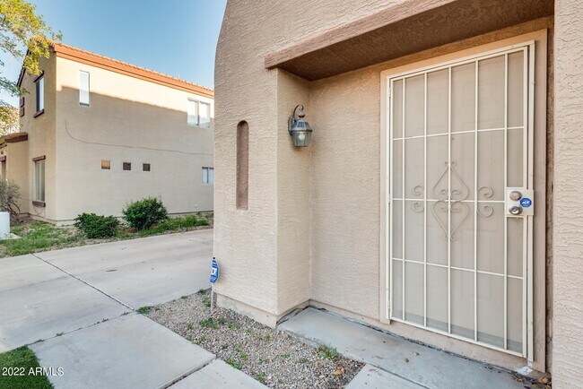 Building Photo - 8337 W Hughes Dr