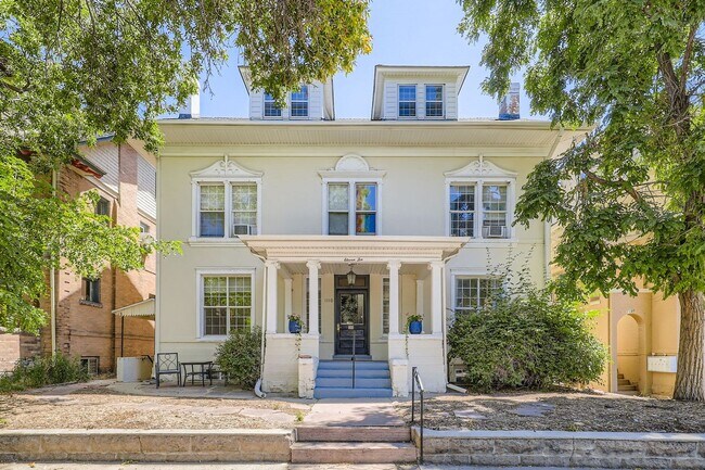 Building Photo - Cozy Cap Hill Studio Unit in Beautiful Con...