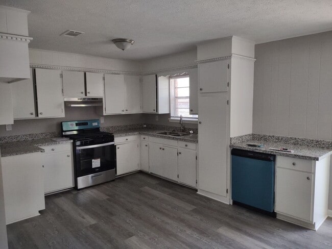 Building Photo - 18 Dogwood Dr