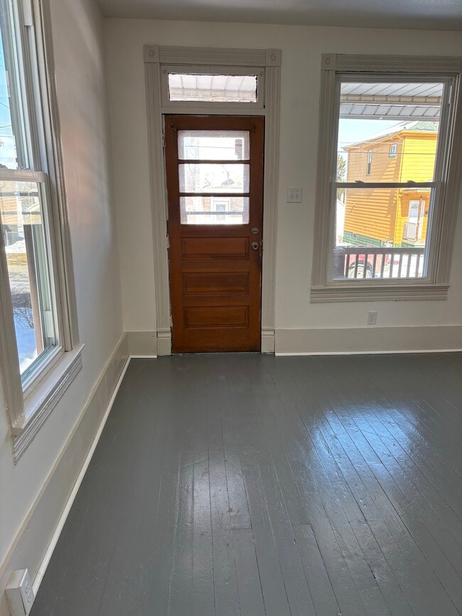 Building Photo - 19 W Chartes St