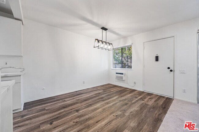Building Photo - 322 Miraleste Dr
