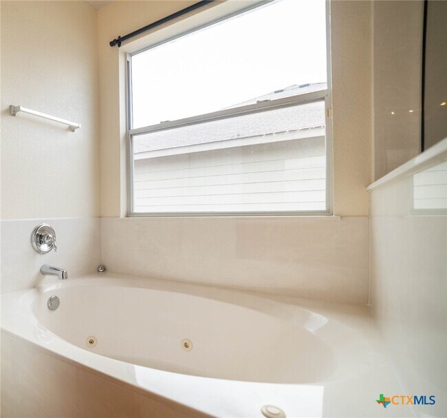 Foto del edificio - 6107 Bridgewood Dr