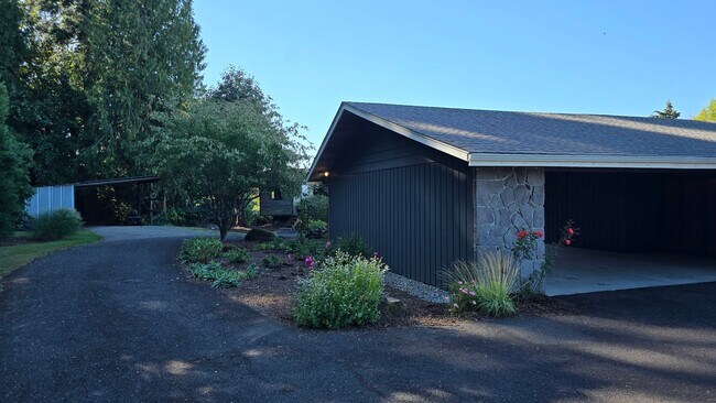 Building Photo - Beautiful 3 Bedroom Home on Acreage