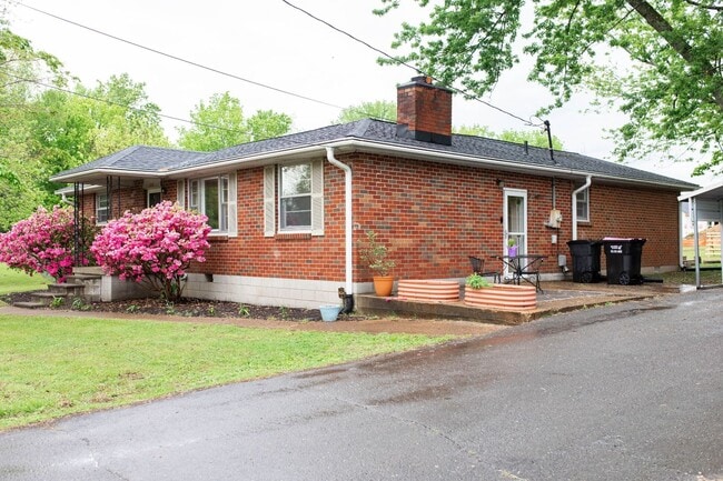 Building Photo - Beautiful 3 bedroom 2 bathroom brick home ...
