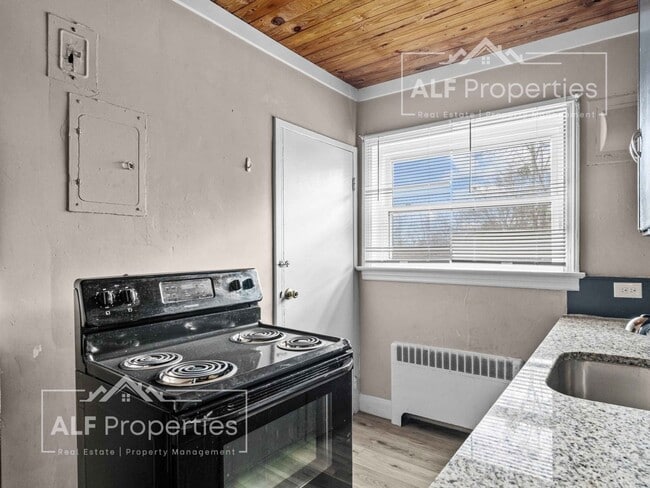 Building Photo - 1301 S 10th St