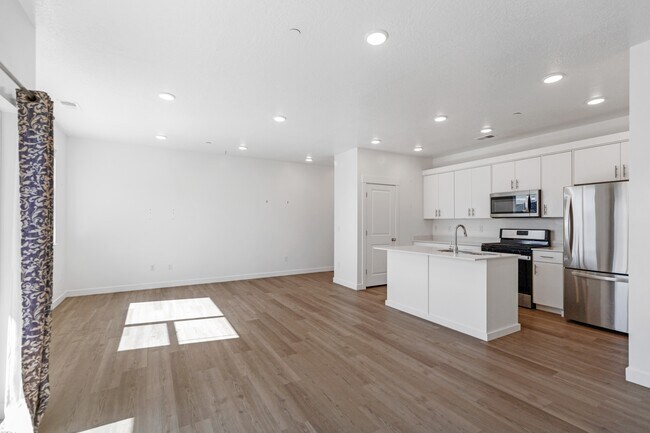 Building Photo - 463 W 60 S