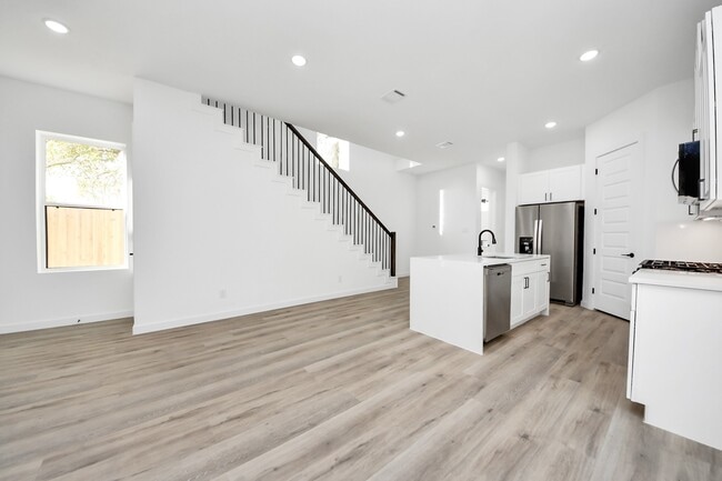 Building Photo - 7935 Sunnyhill St