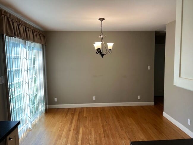 Building Photo - Beautiful updated home with all stainless steel appliances, hardwood floors throughout, and a lar...